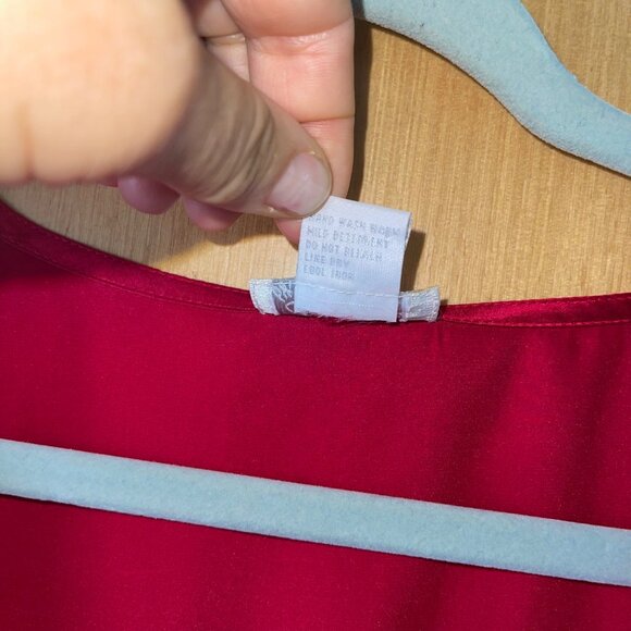 Morgan Taylor Womens Shirt Size 1X Red Fantasies Night V Neck Pure Silk New - Picture 6 of 11